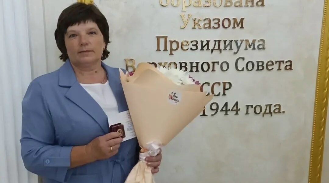 Министр здравоохранения вручил награду суземскому фельдшеру