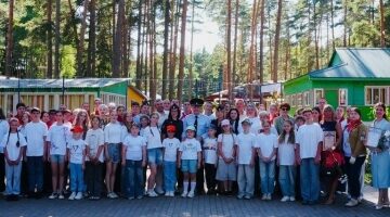 В детском лагере «Огонек» заложили живописный «Сад традиций»