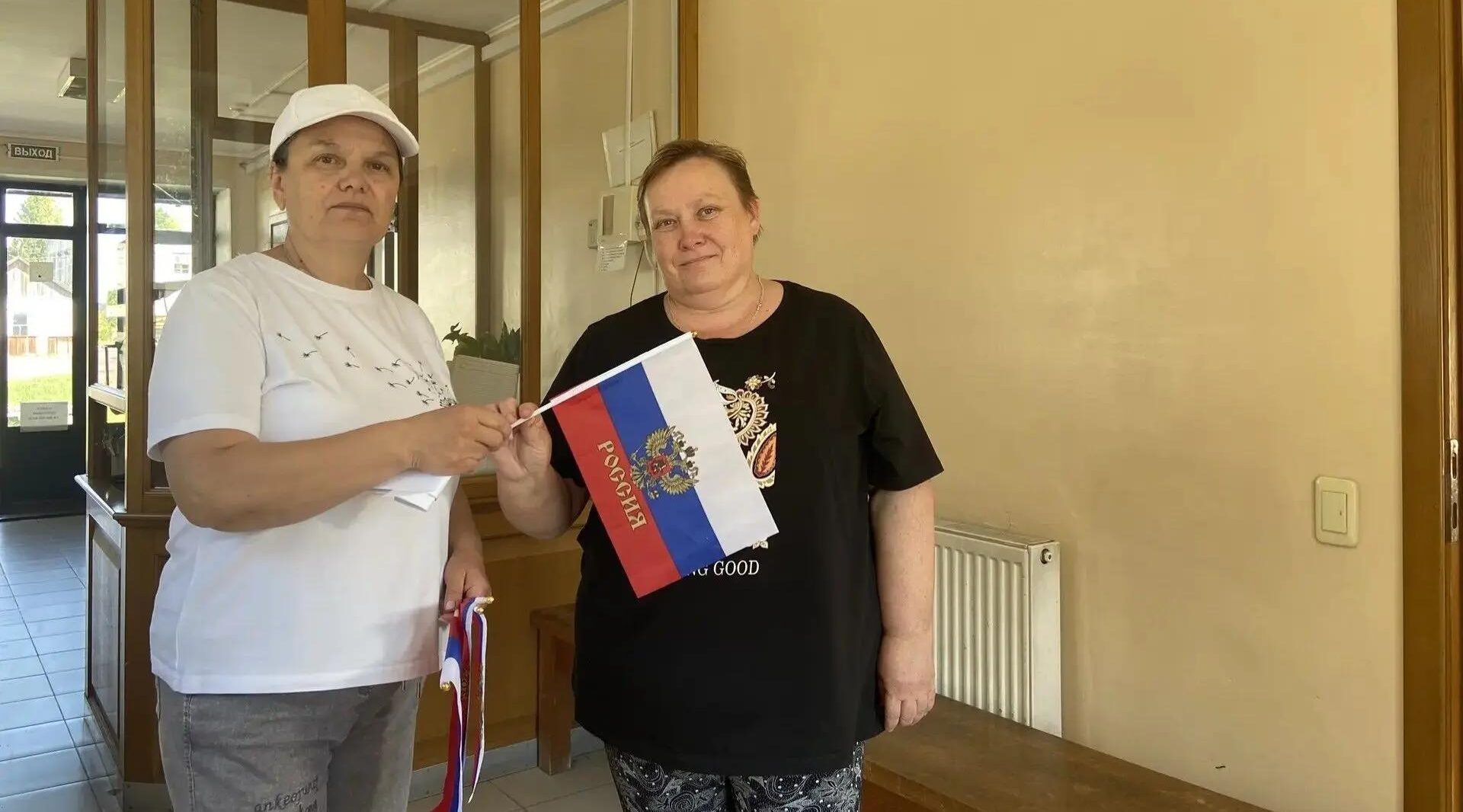 Жители поселка Кокоревка присоединились к Всероссийской акции «Под флагом России» 
