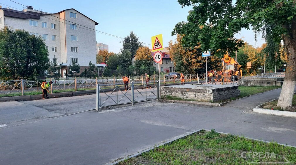 На улице Котовского в Брянске фрезеруют старый асфальт и укладывают новые тротуары