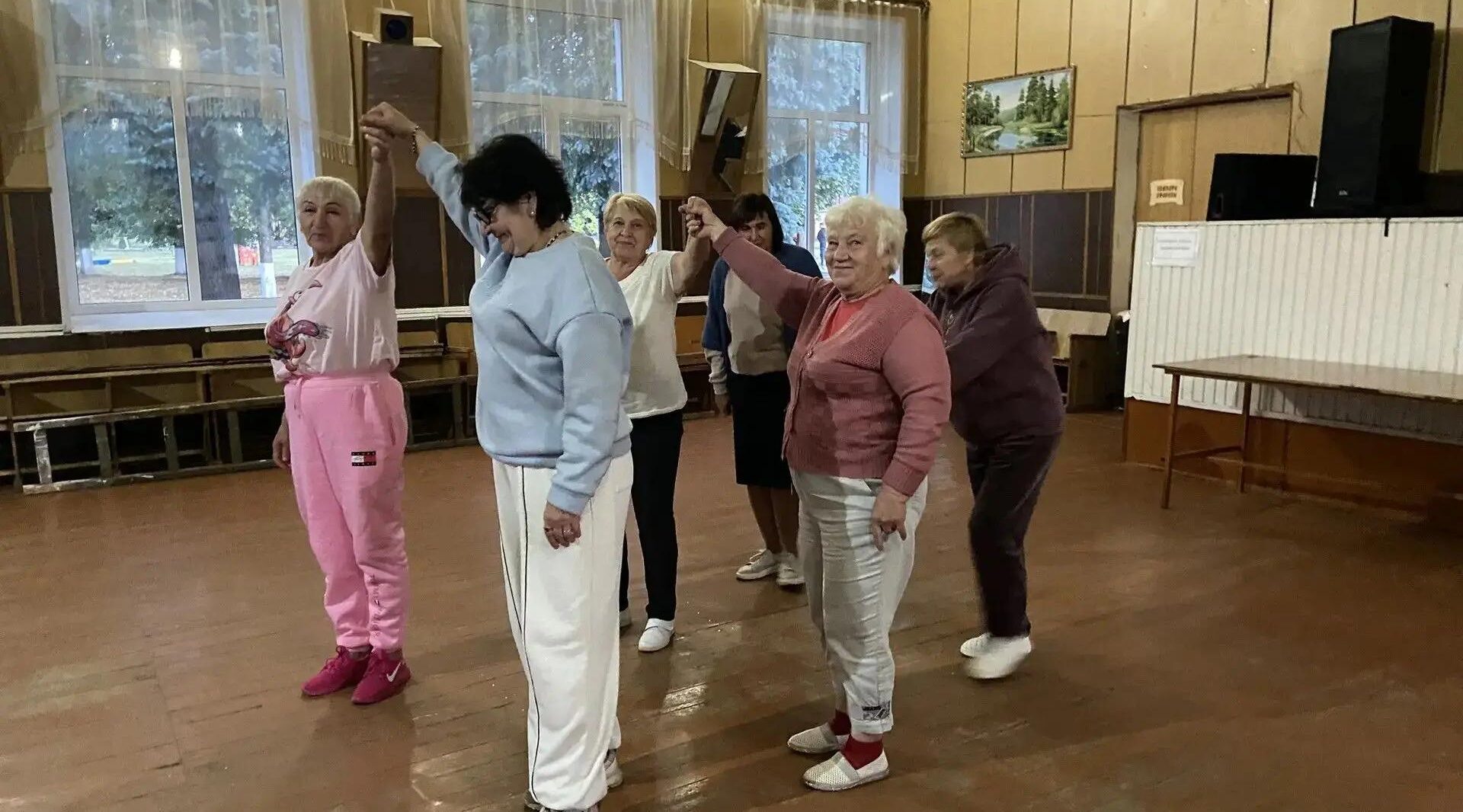 В Кокоревском ДК для пенсионеров провели веселые состязания