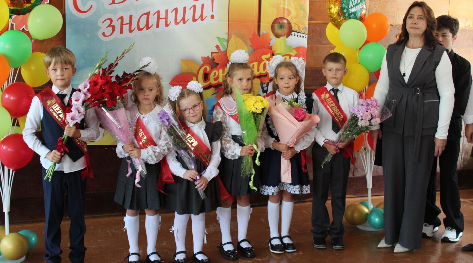 В Кокоревской школе прошла линейка, посвященная Дню знаний