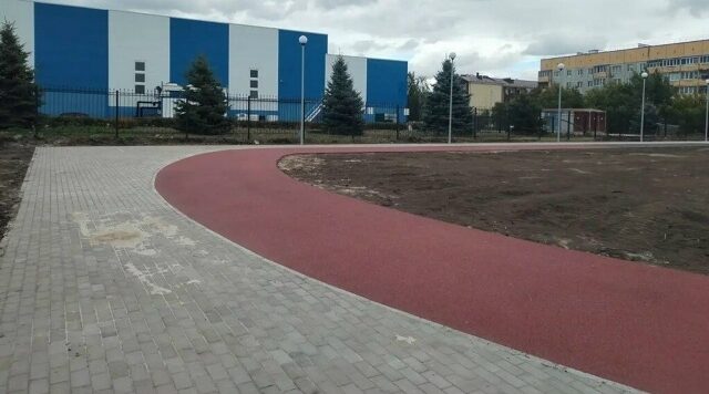 В Трубчевске завершается благоустройство спортивного объекта на Заводской