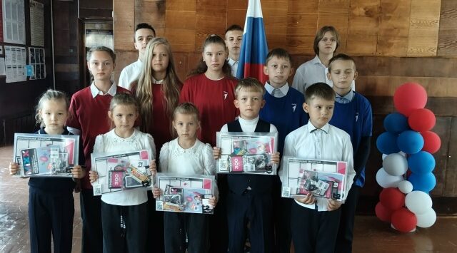 Первоклассникам Кокоревской школы вручили подарки от «Движением Первых»