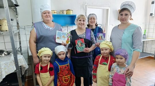 Воспитанники детского сада «Журавушка» поздравили поваров с профессиональным праздником