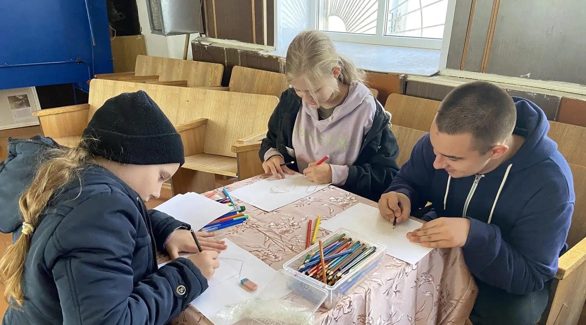 В Кокоревском ДК открылась выставка детских рисунков «Мой папа лучше всех»
