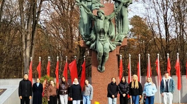 Будущие медики Брянщины привели в порядок Аллею партизан