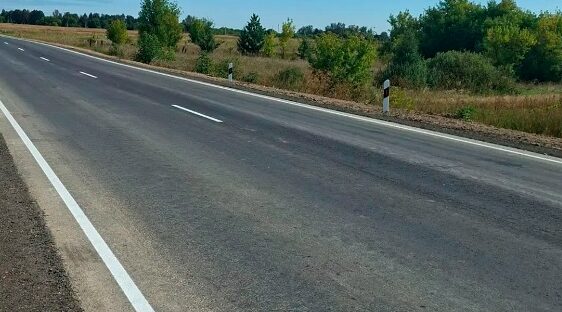 Дорожники обновили шестикилометровый участок трассы в Почепском районе